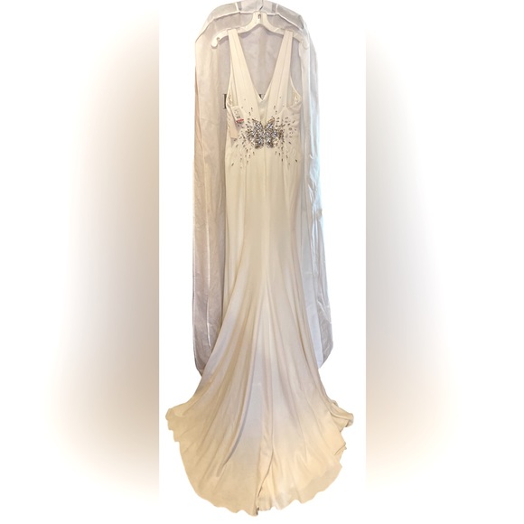 Stunning Bridal Gown - Picture 5 of 10